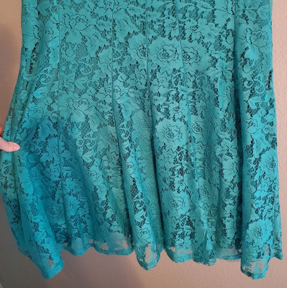 Flare Lace Green Dress - Picture 2 of 6